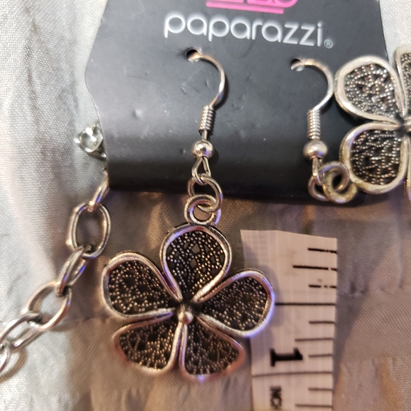 Paparazzi Silver Mesh Flower Statement Necklace & Earring Set - Picture 6 of 16